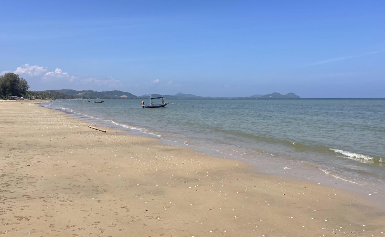 Pak Nam Lang Suan Beach'in fotoğrafı açık bej kum yüzey ile