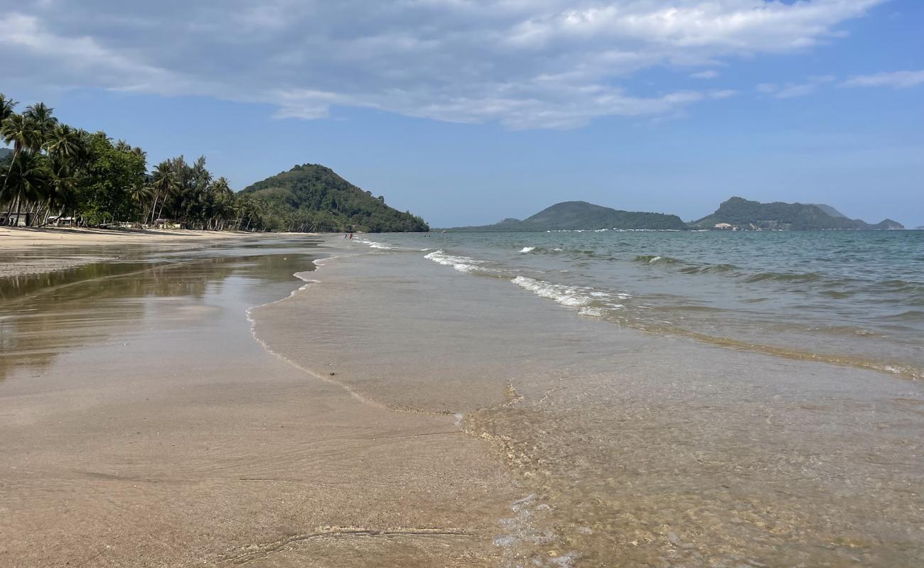 Sai Ri Sawi Beach'in fotoğrafı açık bej kum yüzey ile