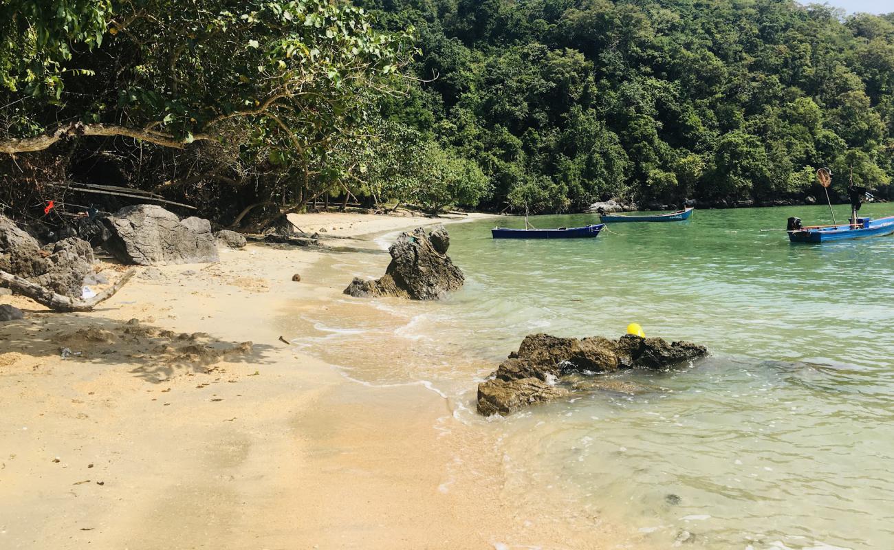 Lok Phae Beach'in fotoğrafı açık bej kum yüzey ile