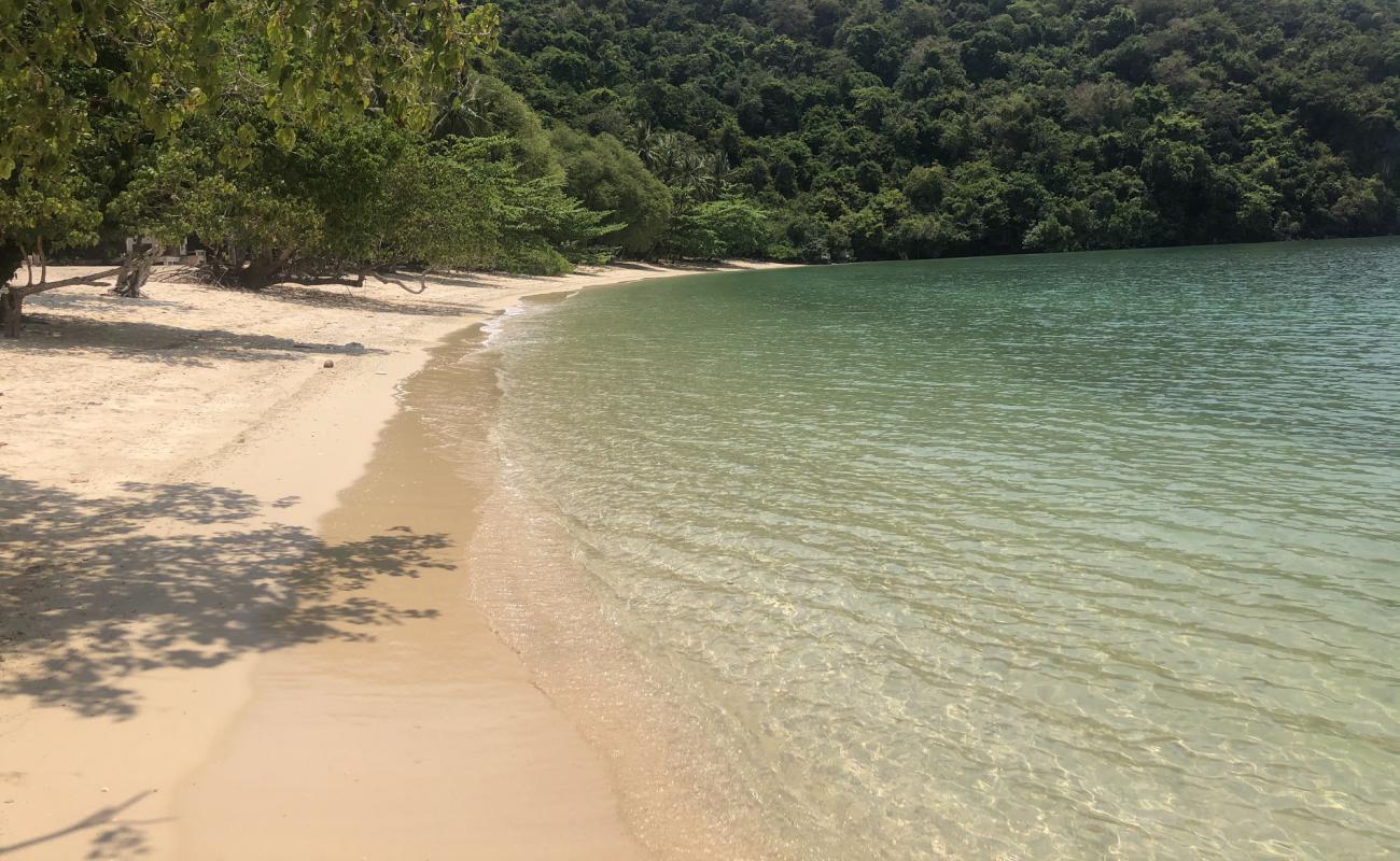 Ko Kula Beach'in fotoğrafı açık bej kum yüzey ile
