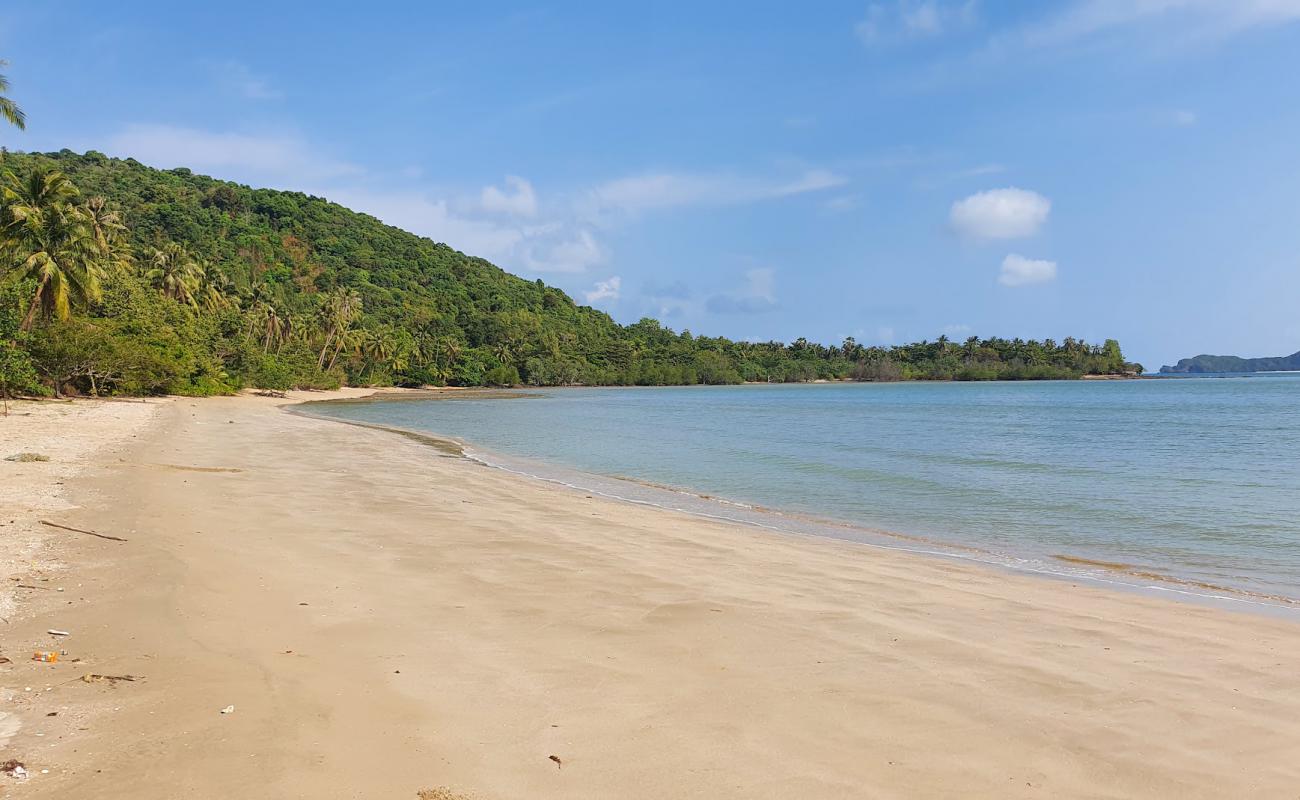 Thung Makham Noi Beach'in fotoğrafı açık bej kum yüzey ile