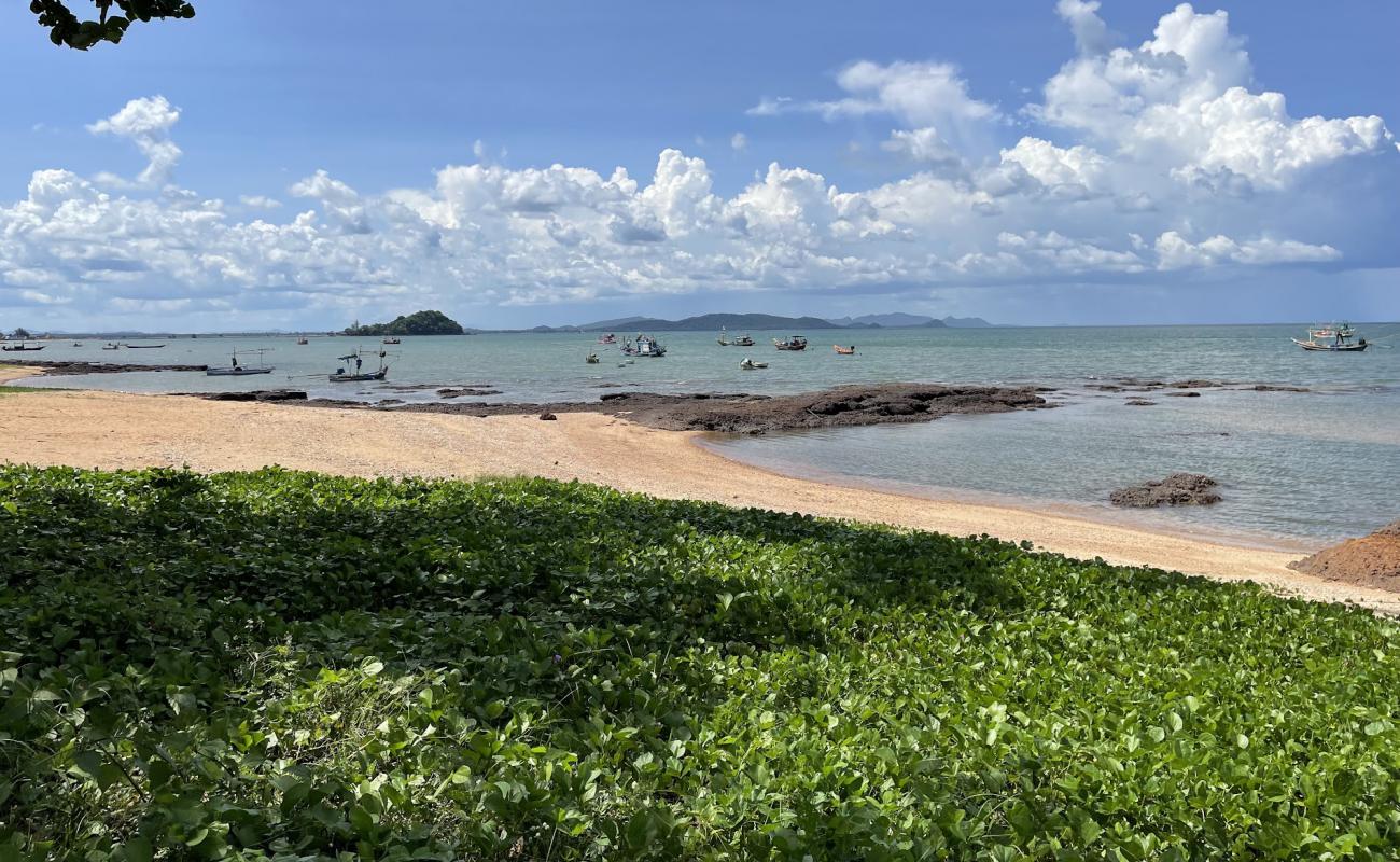 Pharadonphap Beach'in fotoğrafı açık bej kum yüzey ile