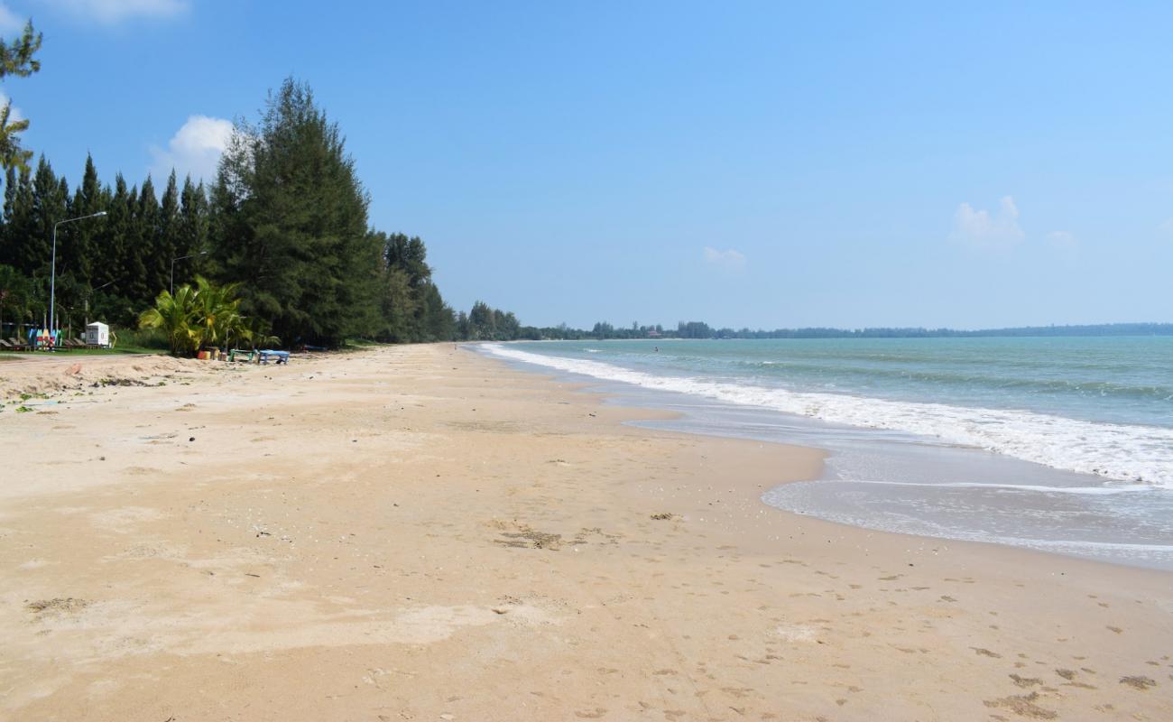 Ao Bang Son Beach'in fotoğrafı parlak kum yüzey ile