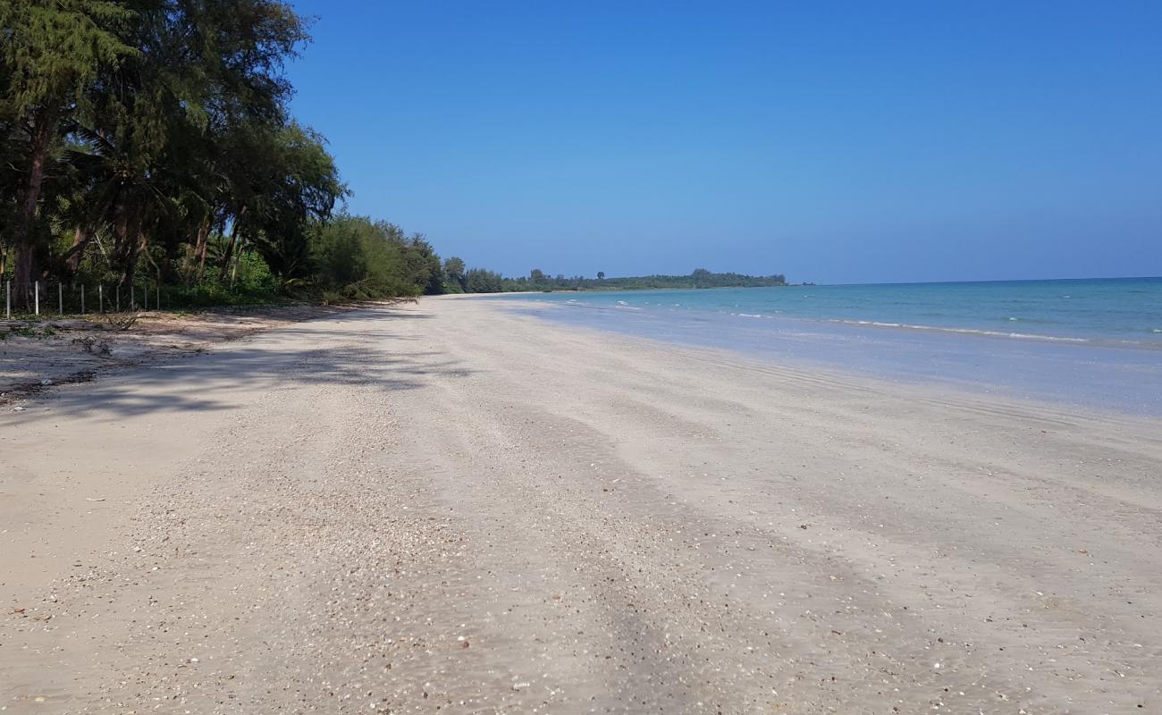 Ao Bo Mao Bay Beach'in fotoğrafı parlak kum yüzey ile