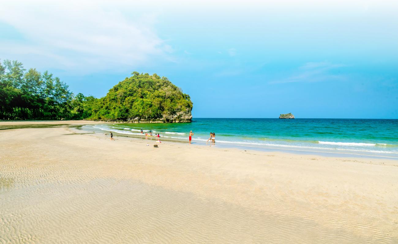 Ao Yai Ai Beach'in fotoğrafı açık bej kum yüzey ile