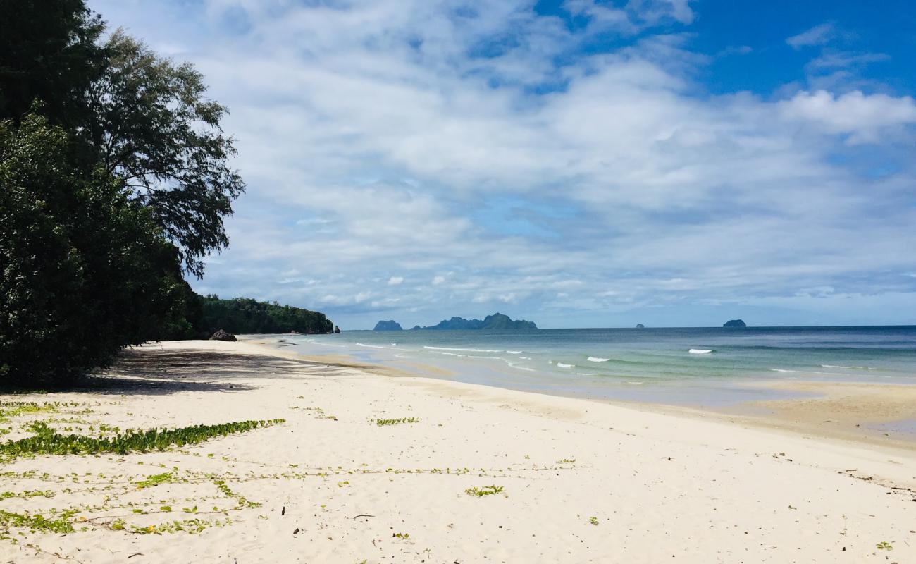 Thung San Beach'in fotoğrafı açık bej kum yüzey ile