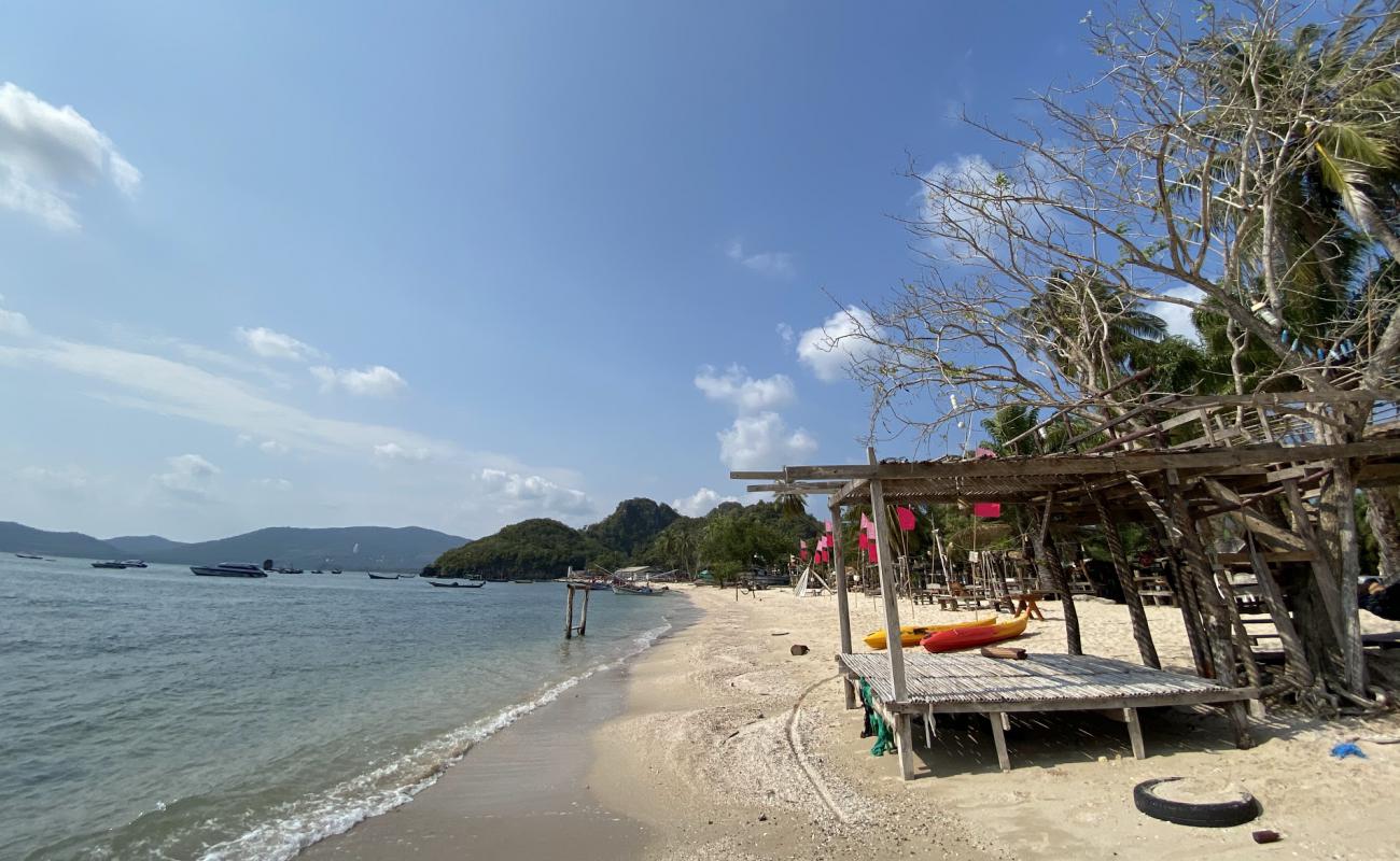 Pak Khlong Beach'in fotoğrafı bej kum ve çakıl yüzey ile