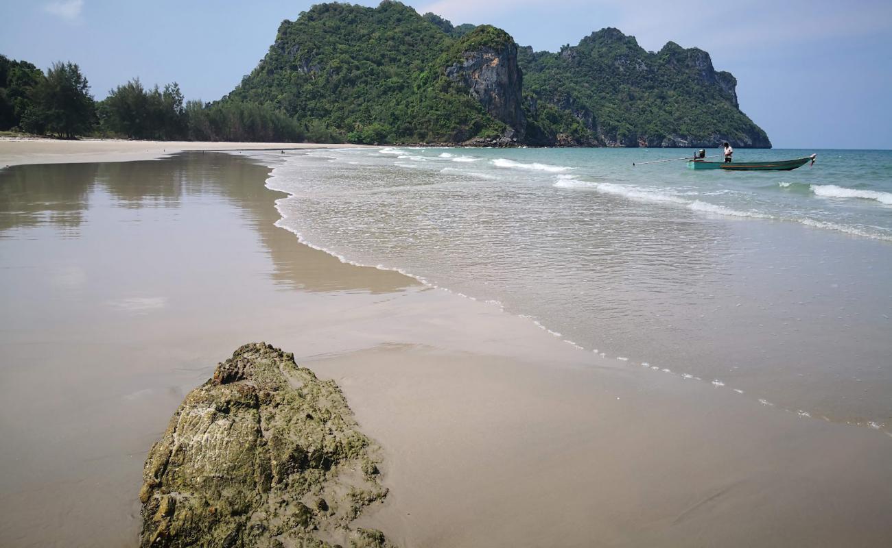 Thung Yang Beach'in fotoğrafı açık bej kum yüzey ile