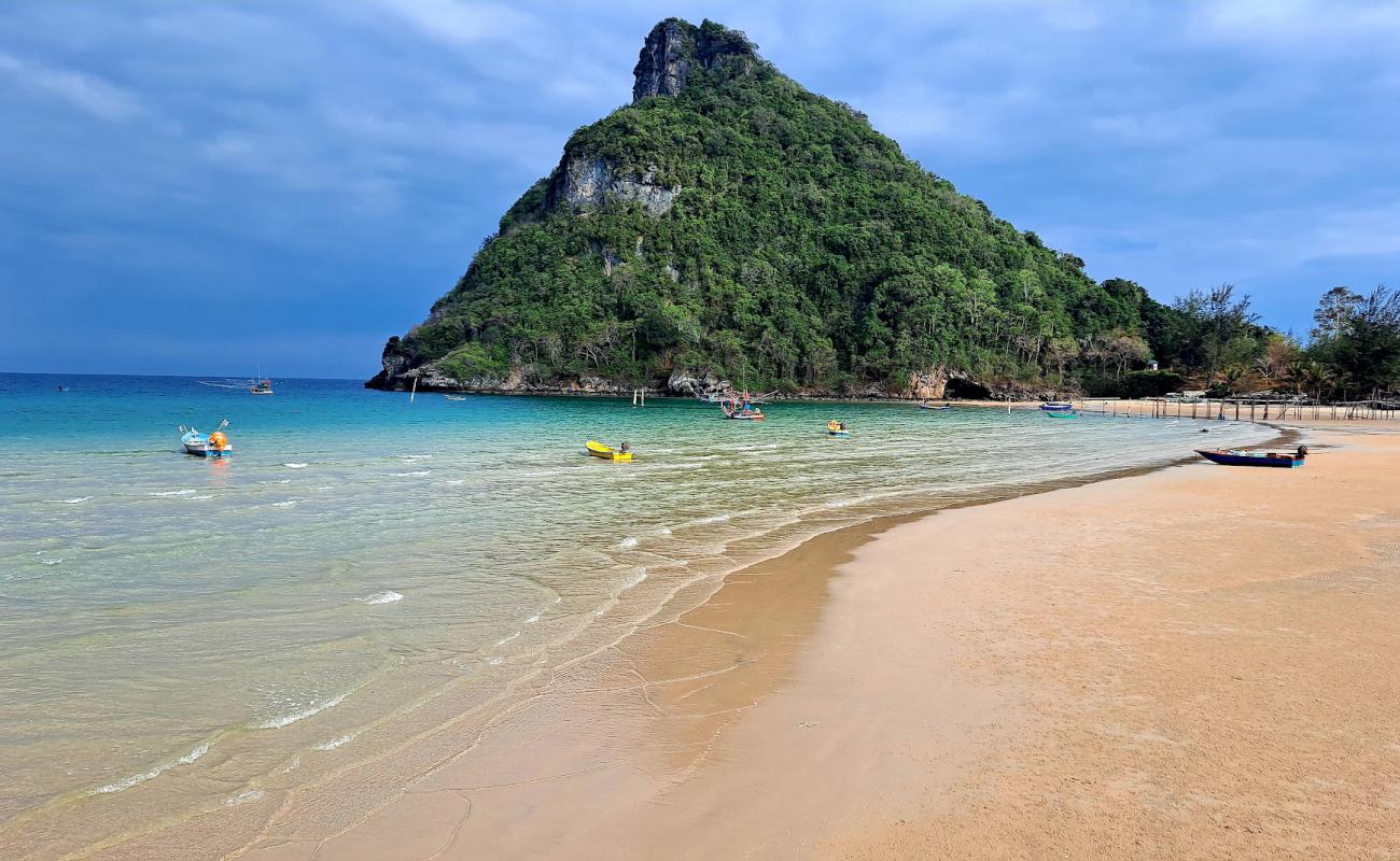Tham Thong-Bang Boet Beach'in fotoğrafı açık bej kum yüzey ile
