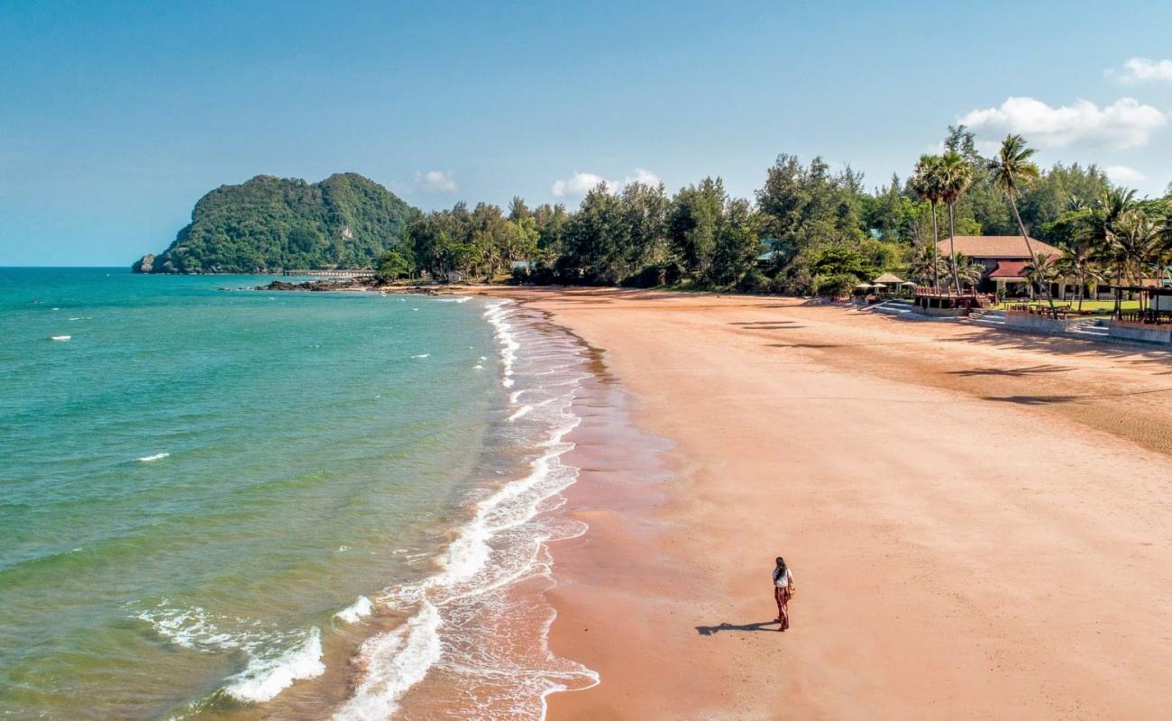 Bansaithong Beach'in fotoğrafı açık bej kum yüzey ile