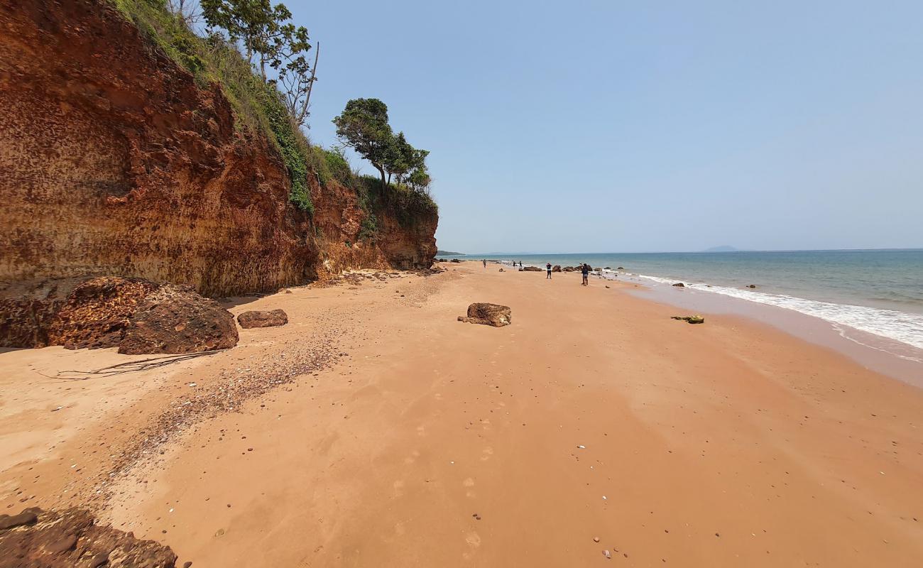 Pha Daeng beach'in fotoğrafı kahverengi kum yüzey ile