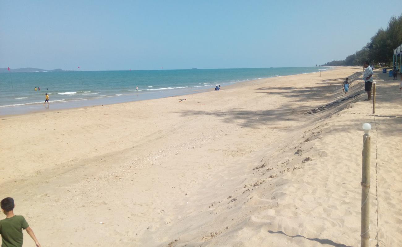 Somboon Beach'in fotoğrafı açık bej kum yüzey ile