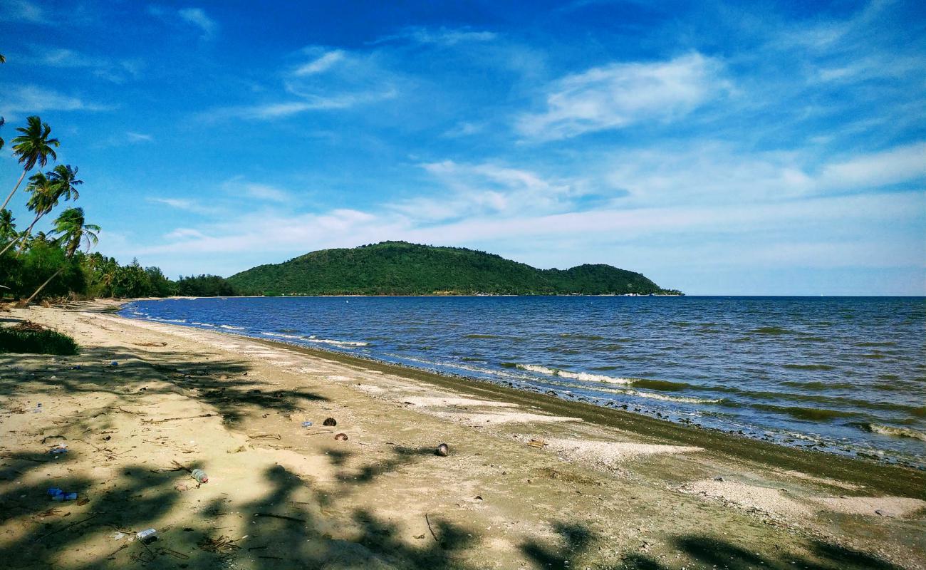 Mae Ramphueng Beach'in fotoğrafı açık bej kum yüzey ile