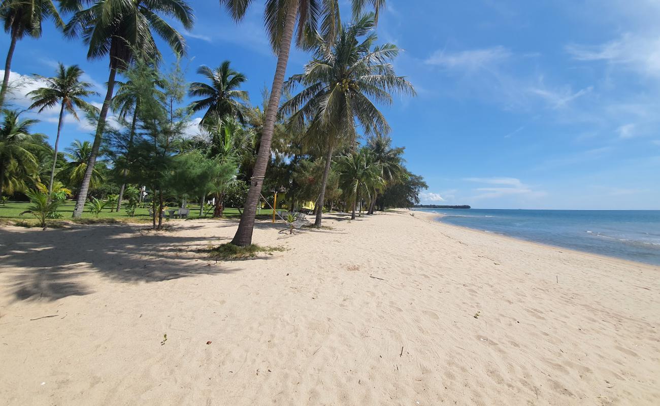 Lamkum Beach'in fotoğrafı açık bej kum yüzey ile