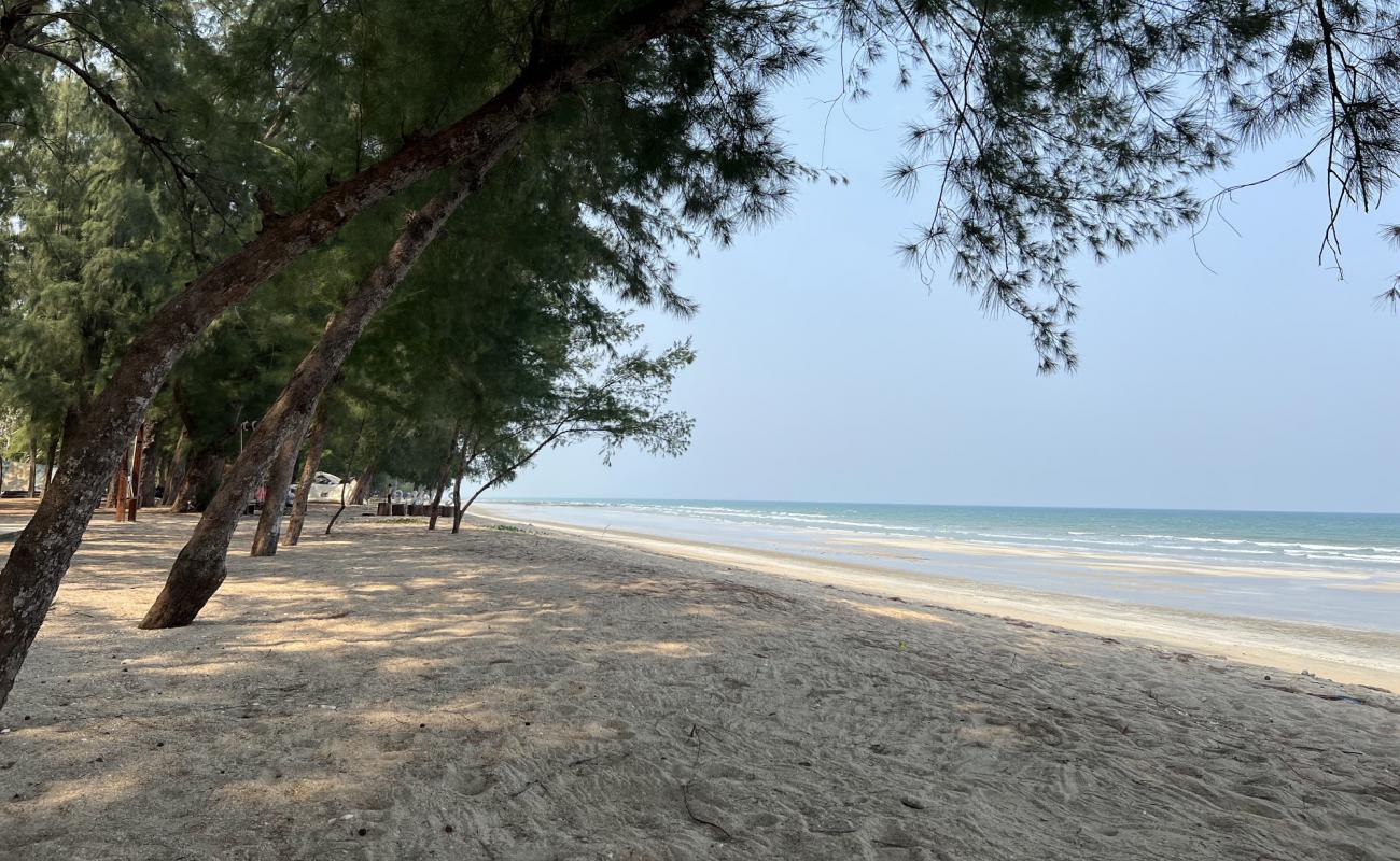 Hat Wanakorn Beach'in fotoğrafı parlak kum yüzey ile