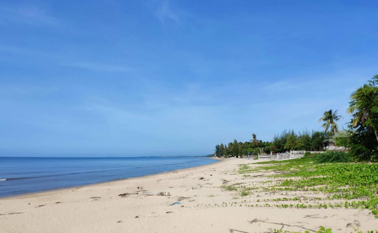 Khlong Wan Beach'in fotoğrafı parlak kum yüzey ile