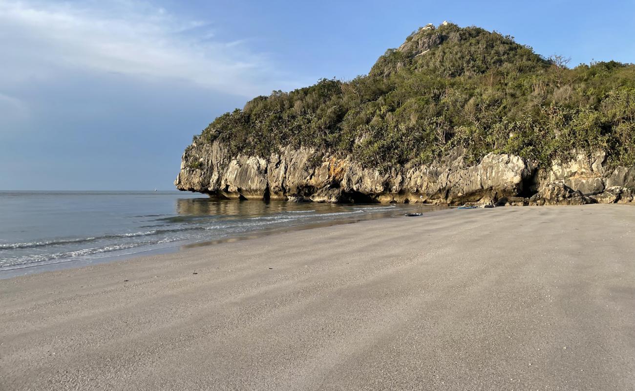 Wat Thung Noi Little Beach'in fotoğrafı parlak kum yüzey ile