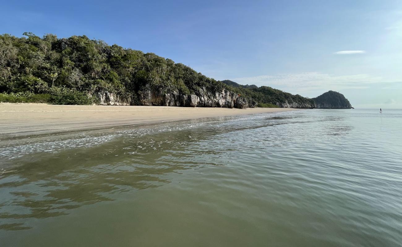 Wat Thung Noi Big Beach'in fotoğrafı açık bej kum yüzey ile