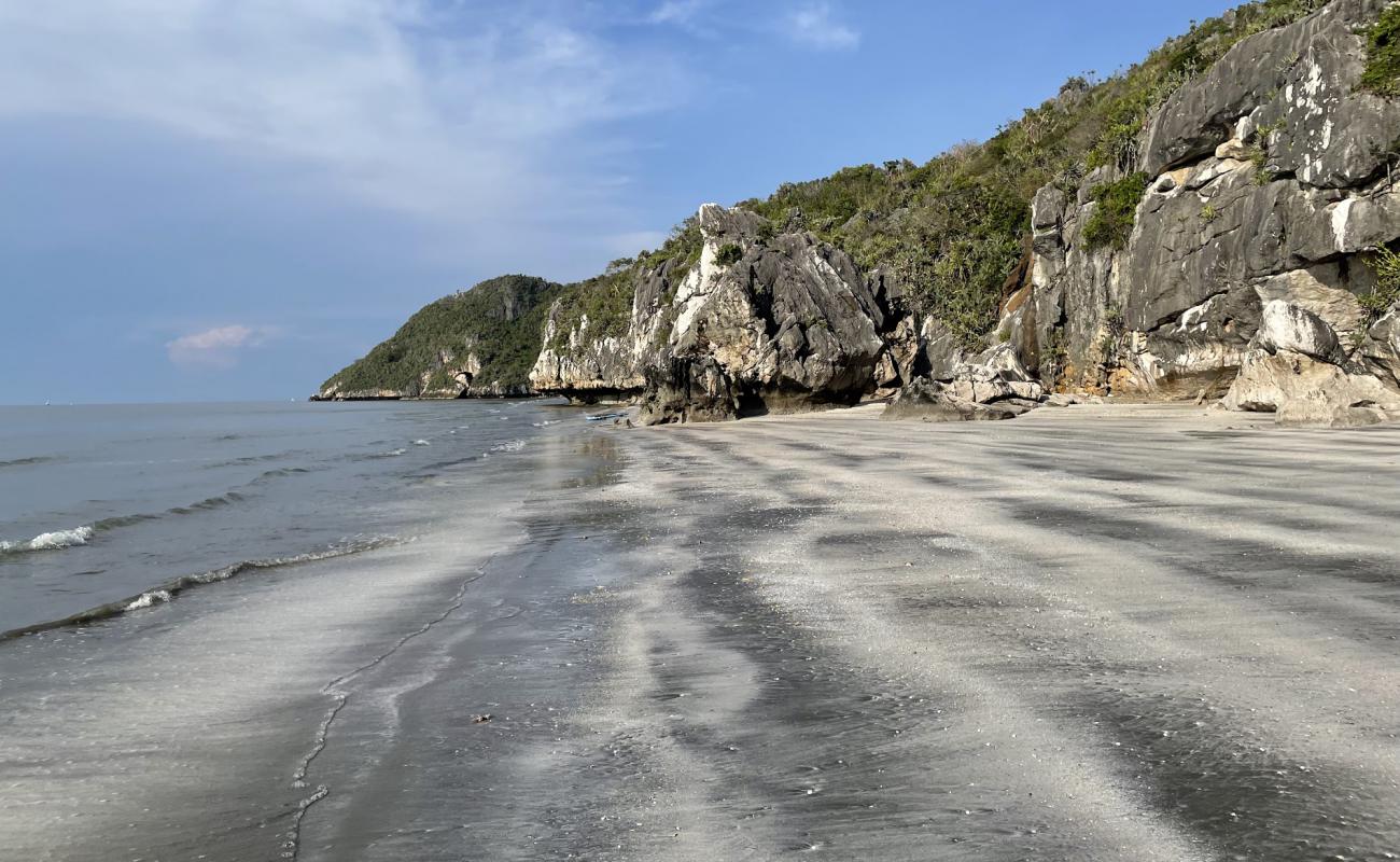 Wat Thung Noi Stone Beach'in fotoğrafı gri kum yüzey ile