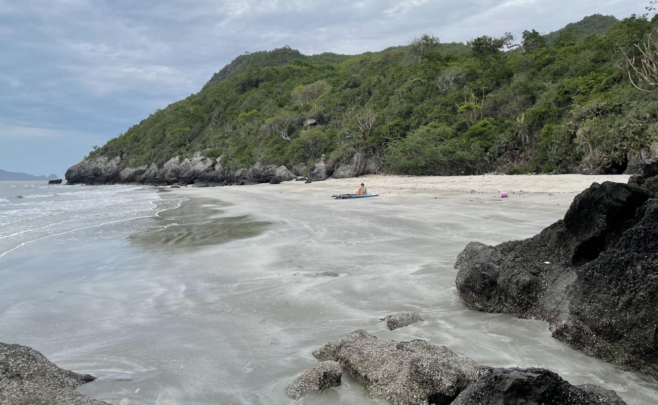 Sam Phraya Little Beach'in fotoğrafı bej kabuklu kum yüzey ile