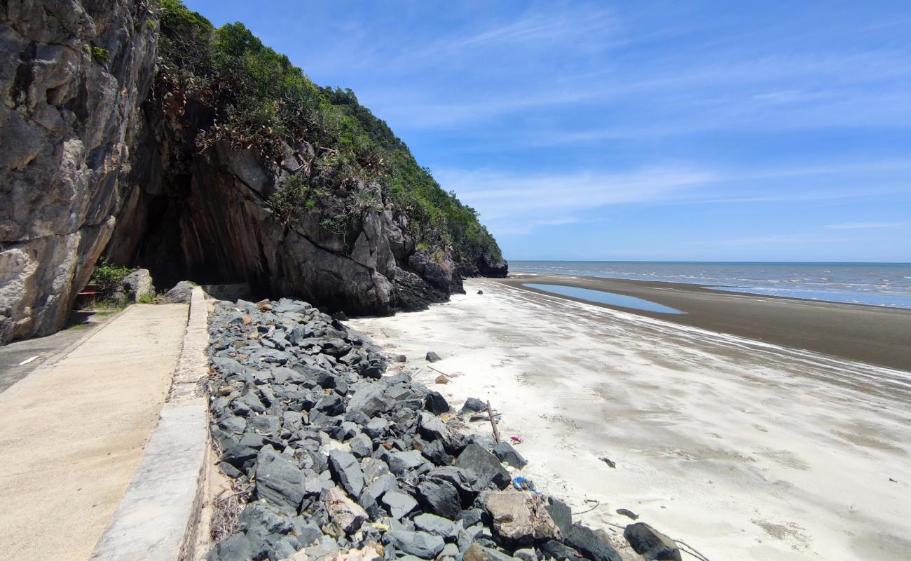 Baan Kiang Le Ing Pha Beach'in fotoğrafı açık bej kum yüzey ile