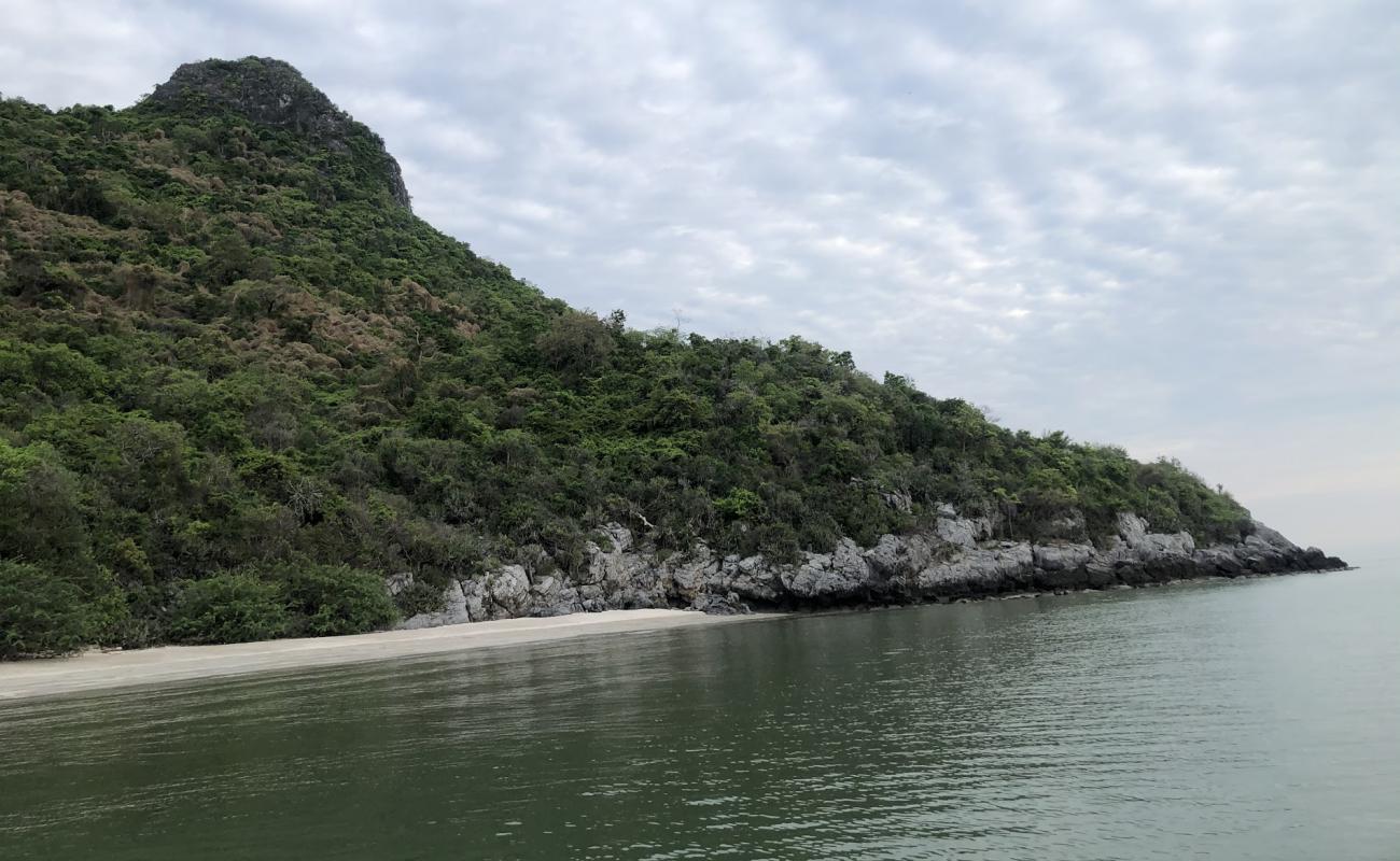 Phraya Nakhon Little Beach'in fotoğrafı açık bej kum yüzey ile