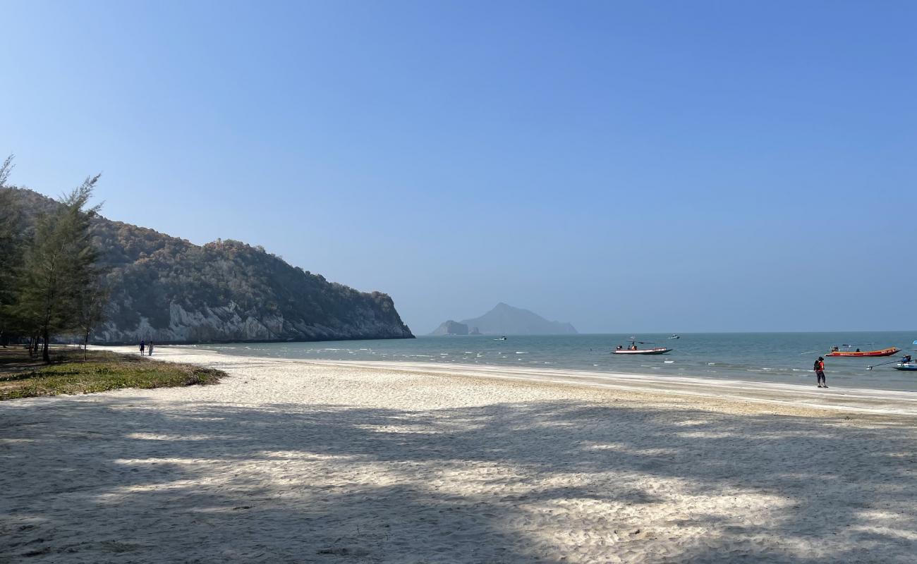 Hat Laem Sala Beach'in fotoğrafı parlak kum yüzey ile