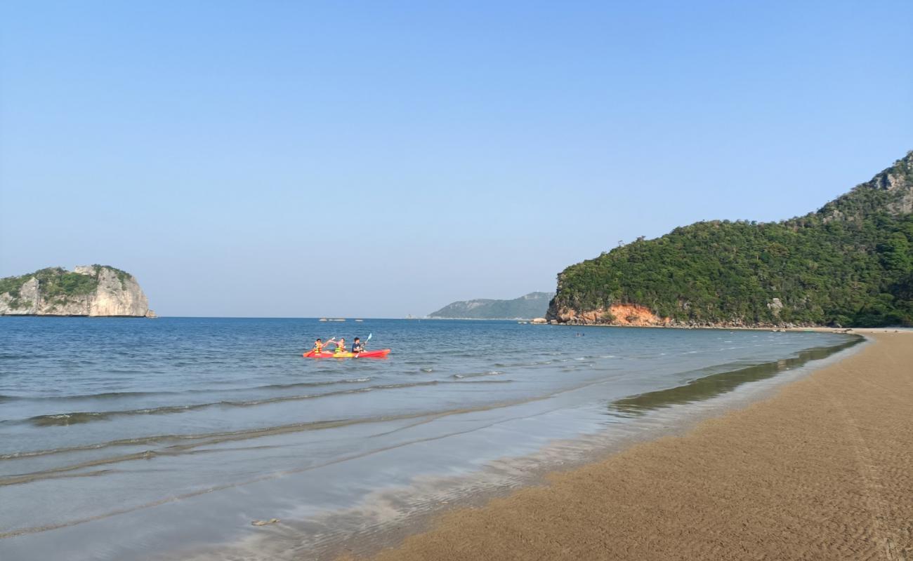 Secret Beach'in fotoğrafı açık bej kum yüzey ile