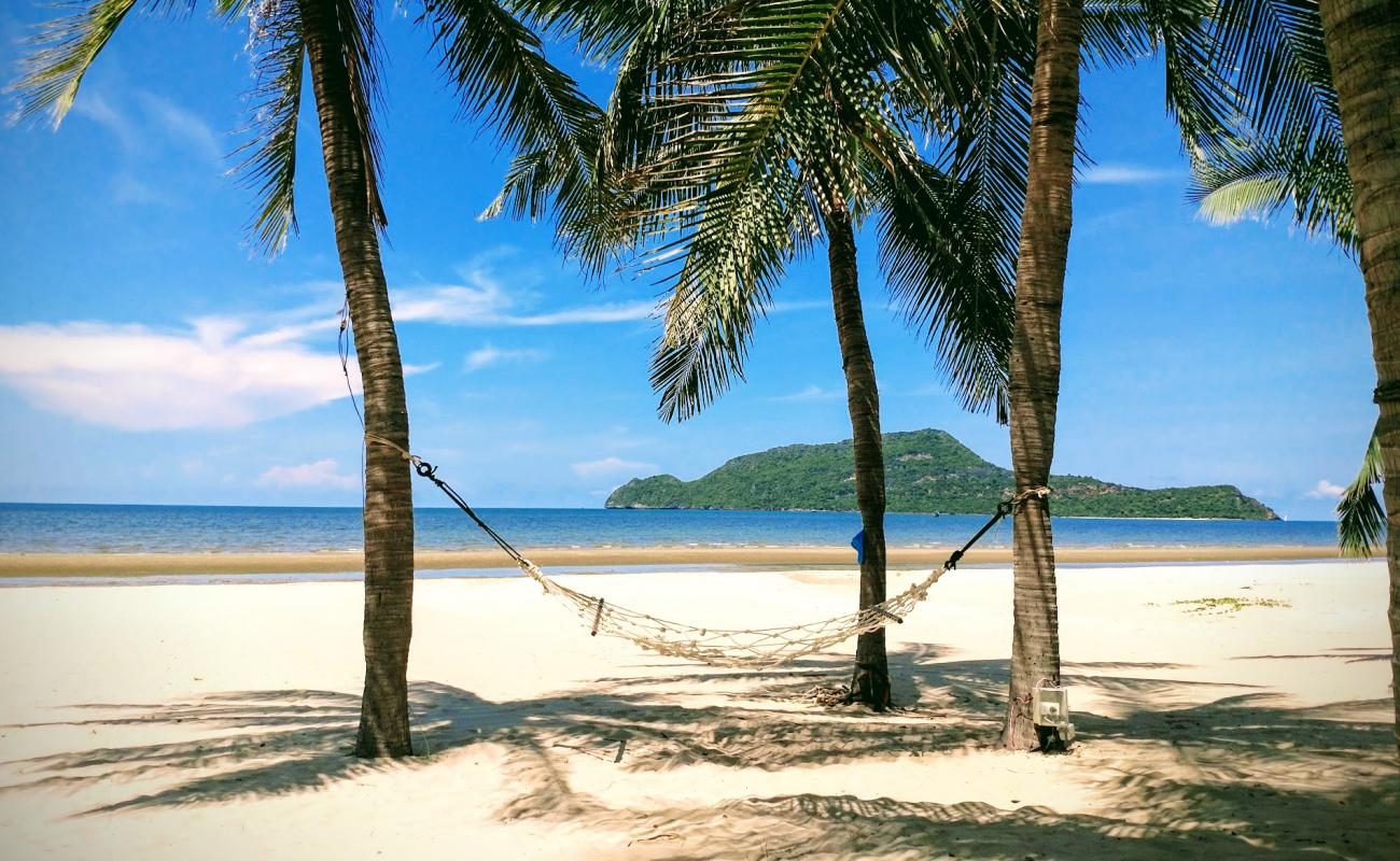 Sam Roi Yot Beach'in fotoğrafı açık bej kum yüzey ile