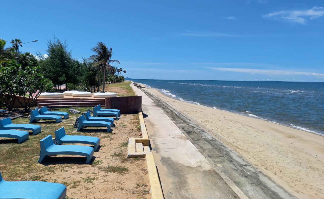 Pranburi Beach'in fotoğrafı açık bej kum yüzey ile