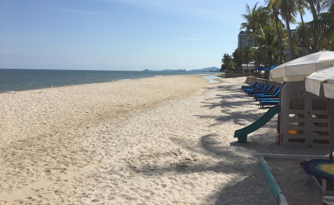Hua Hin Dusit Beach'in fotoğrafı açık bej kum yüzey ile