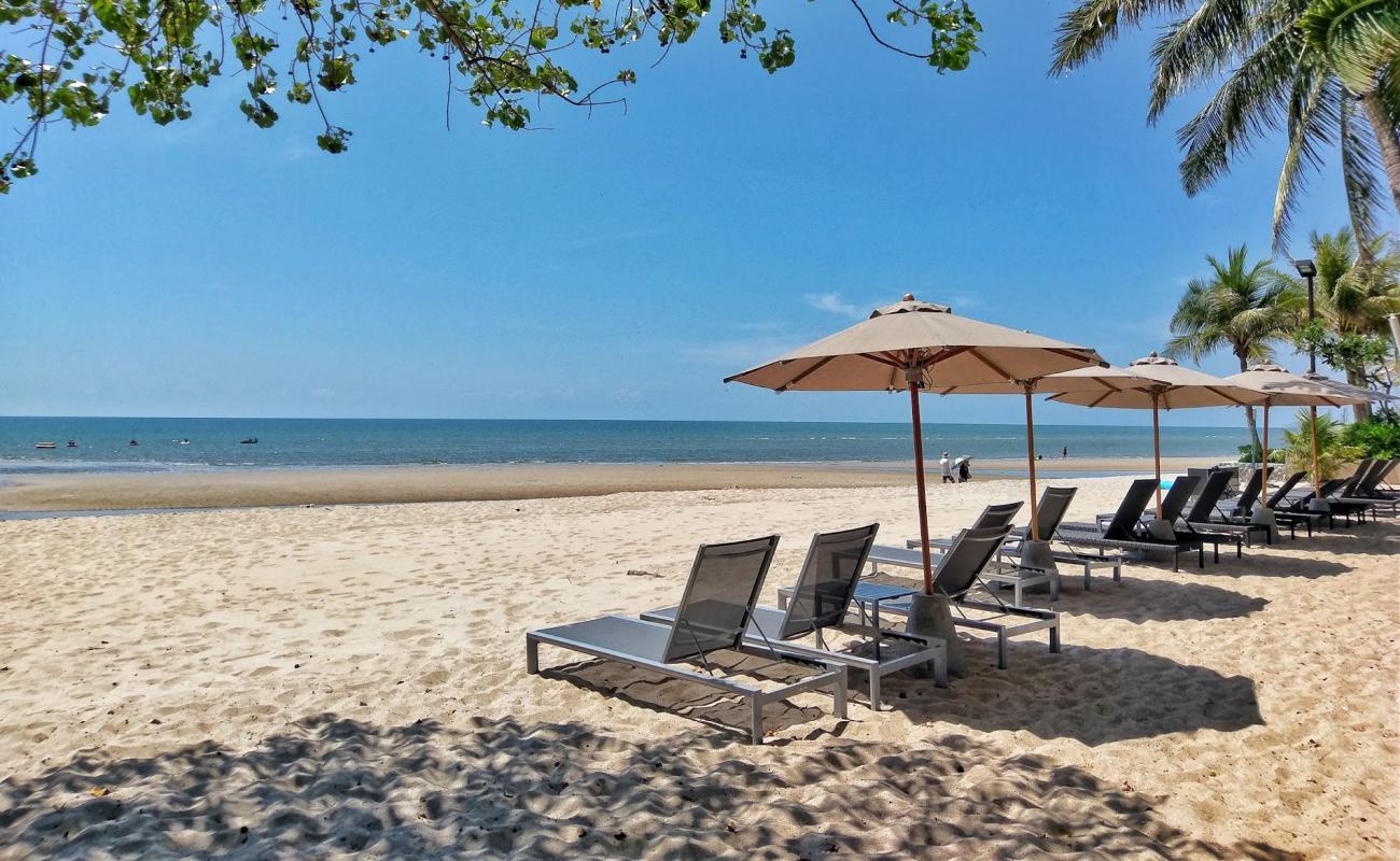 Q Seaside Huahin Beach'in fotoğrafı parlak kum yüzey ile