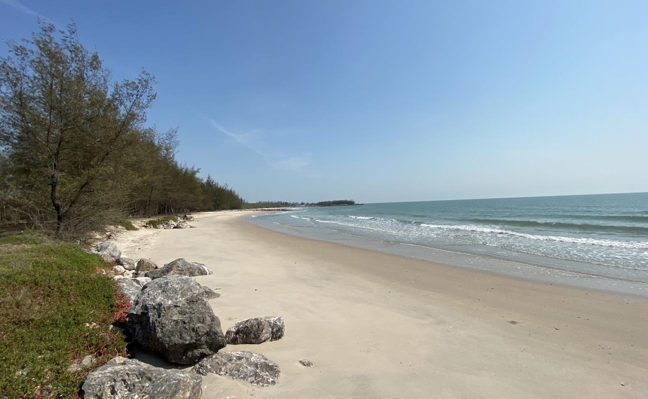 Forest Beach'in fotoğrafı bej kum ve çakıl yüzey ile