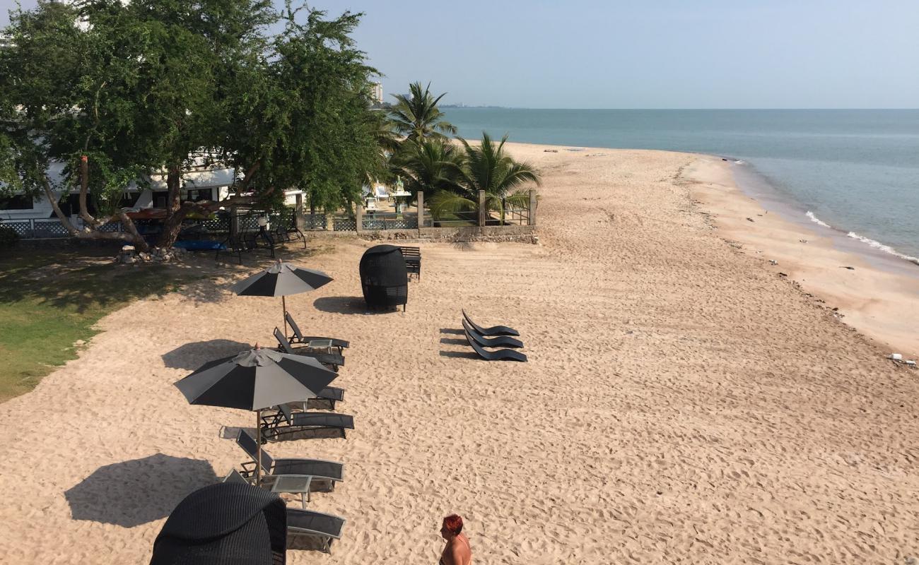 Bang Sai Yoi Beach'in fotoğrafı açık bej kum yüzey ile
