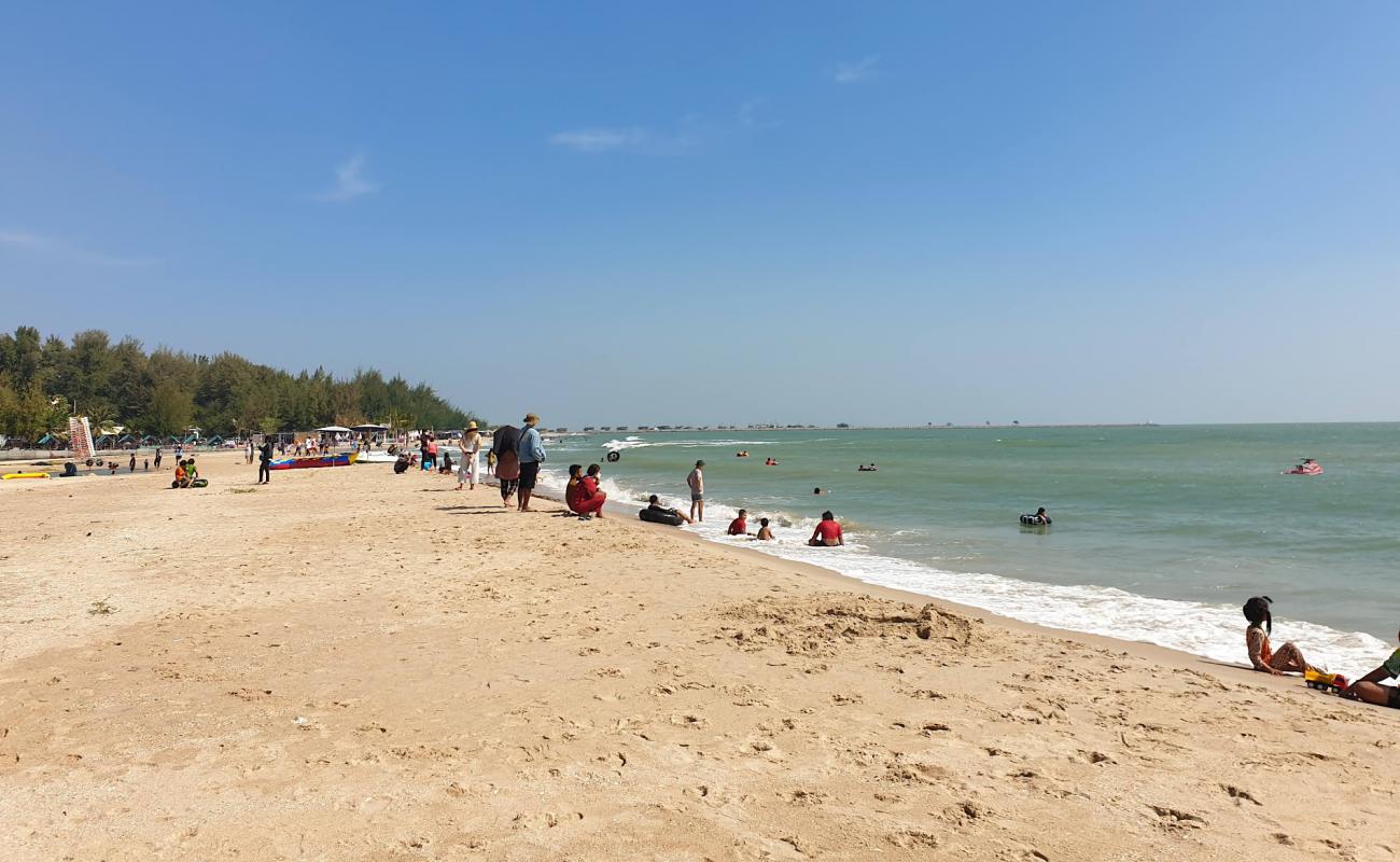 North Cha-am Beach II'in fotoğrafı açık bej kum yüzey ile