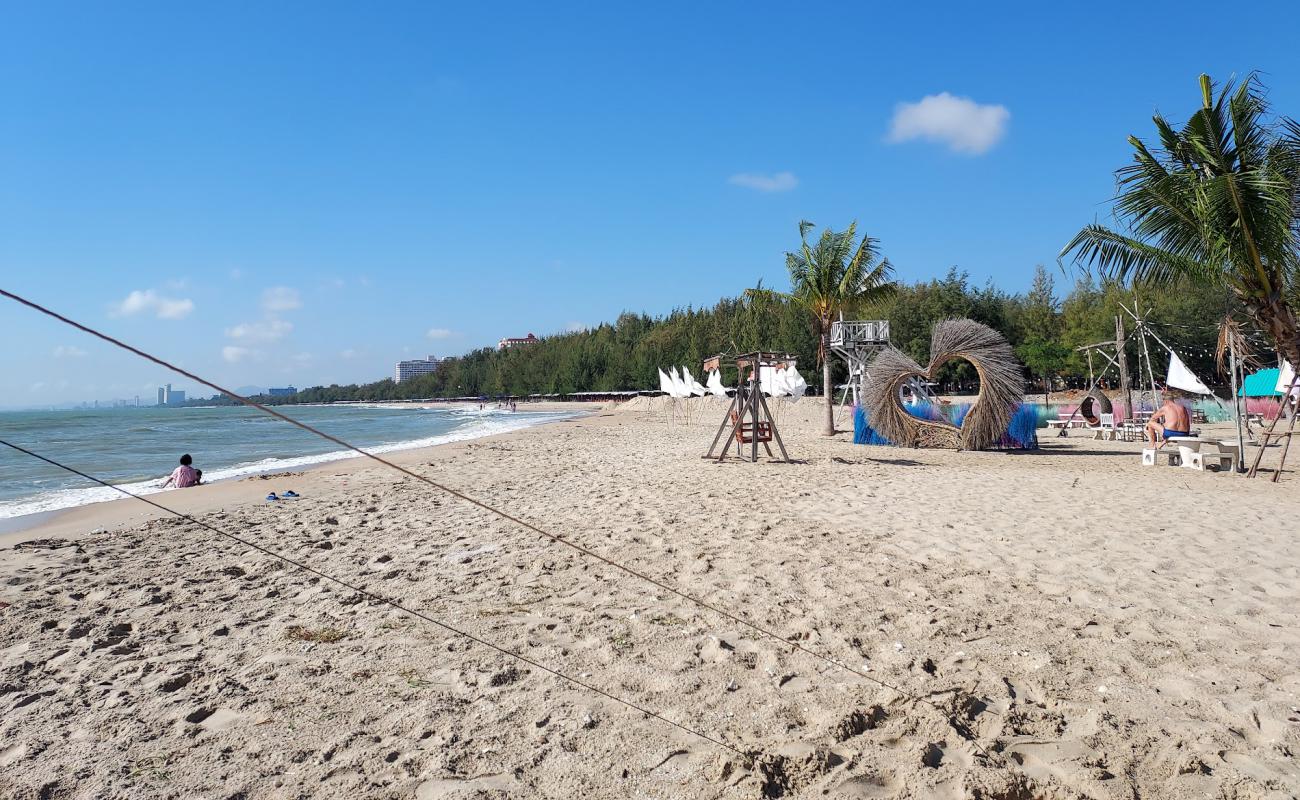 North Cha-am Beach'in fotoğrafı açık bej kum yüzey ile