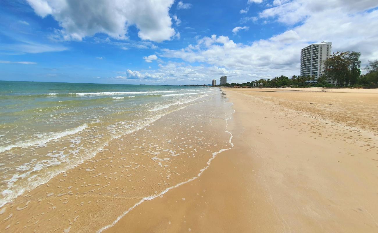 Bang Ket Beach'in fotoğrafı açık bej kum yüzey ile