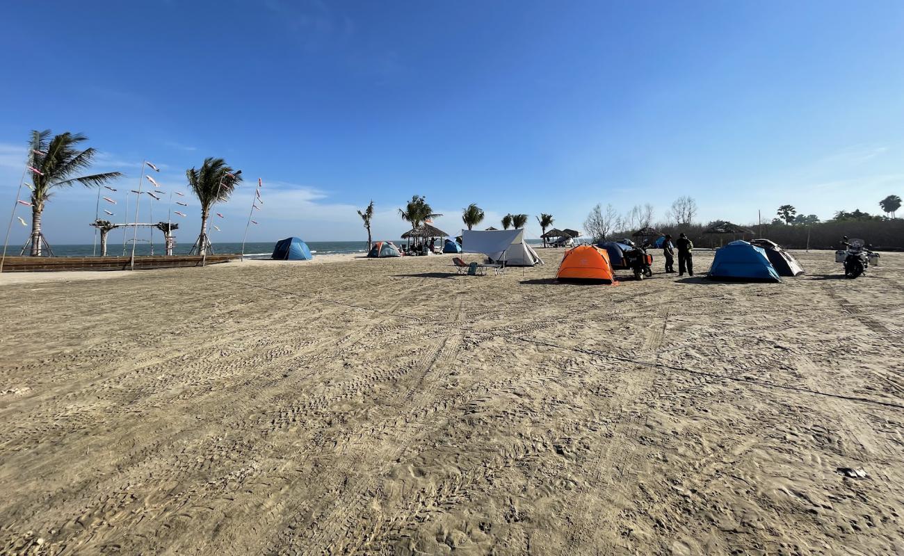Chaam Beach'in fotoğrafı açık bej kum yüzey ile