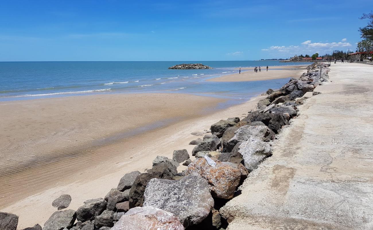 Hat Puek Tian Beach'in fotoğrafı açık bej kum yüzey ile