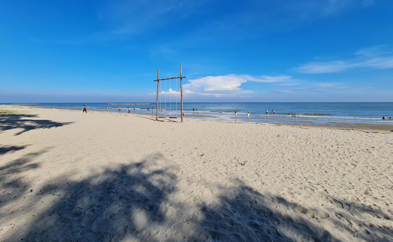 Chom Phon Beach'in fotoğrafı parlak kum yüzey ile