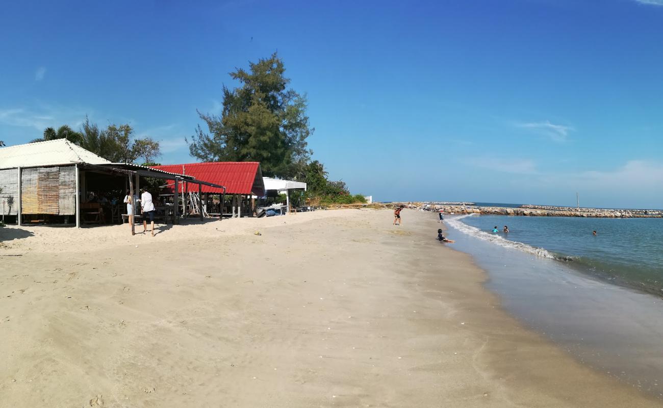 Chomchan Beach'in fotoğrafı açık bej kum yüzey ile