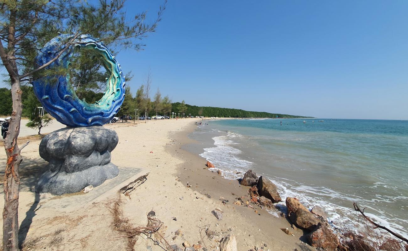 Laem Luang Beach'in fotoğrafı parlak kum yüzey ile