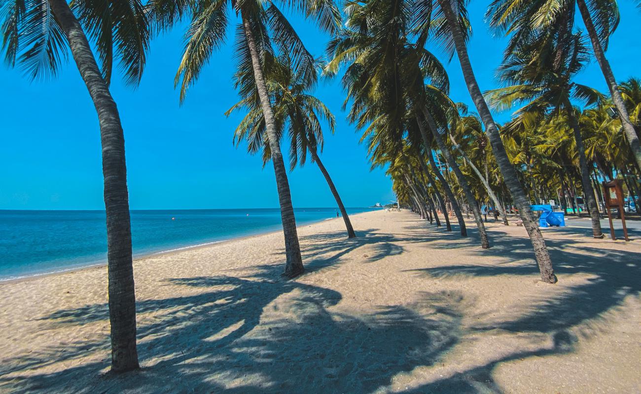 Bangsaen Beach'in fotoğrafı parlak kum yüzey ile