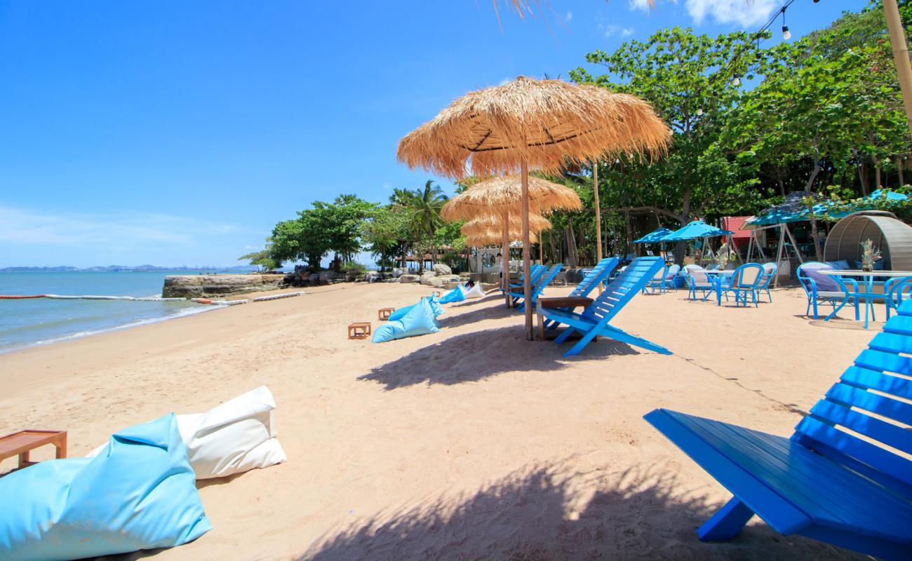 Wong Prachan Beach'in fotoğrafı parlak kum yüzey ile