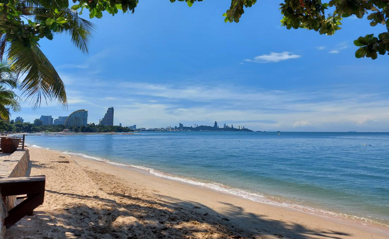 Wongamat beach'in fotoğrafı parlak kum yüzey ile