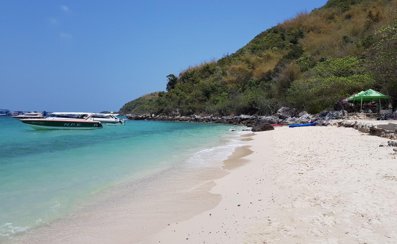 Tong Lang Beach'in fotoğrafı açık bej kum yüzey ile