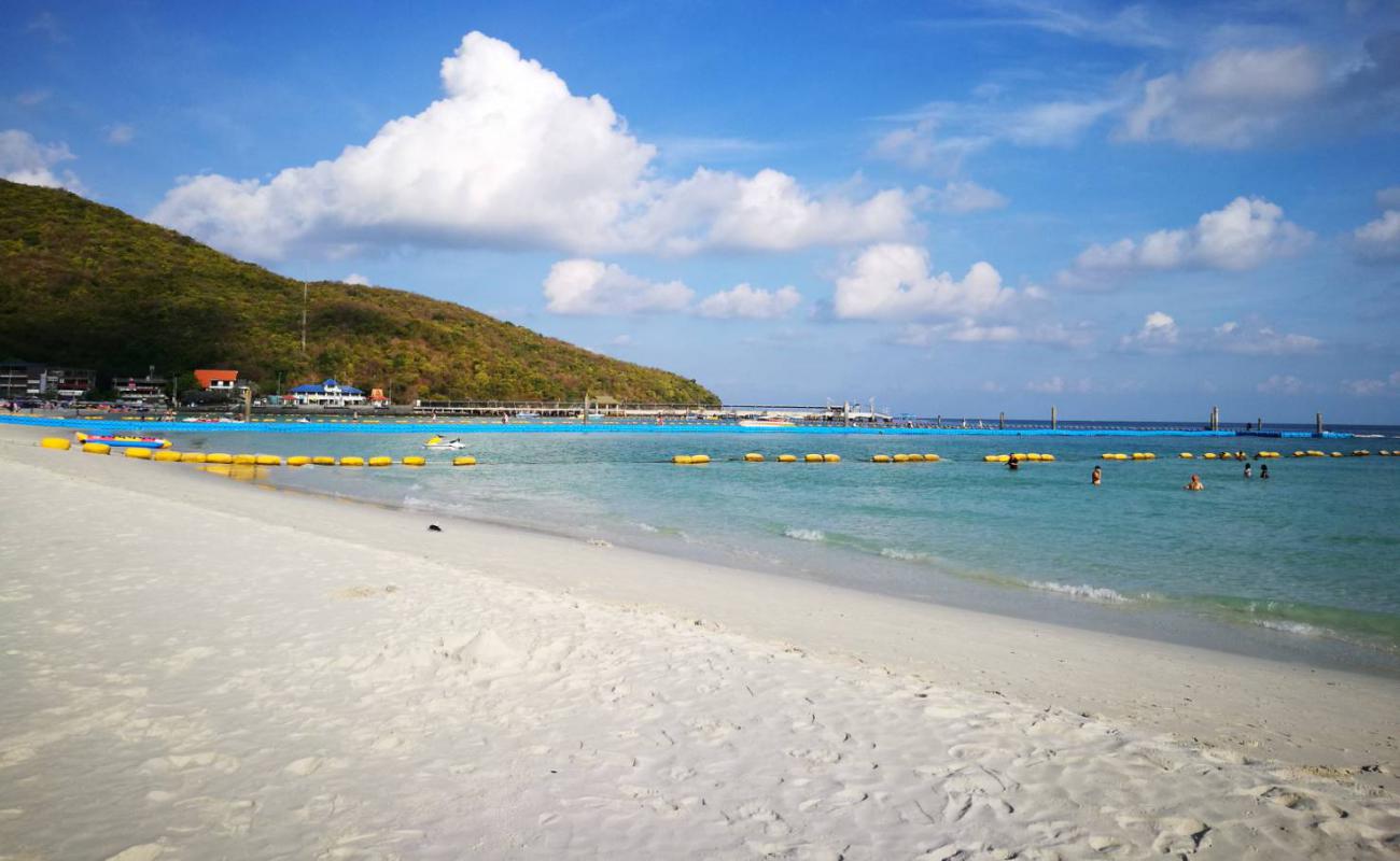 Tawaen Beach'in fotoğrafı açık bej kum yüzey ile