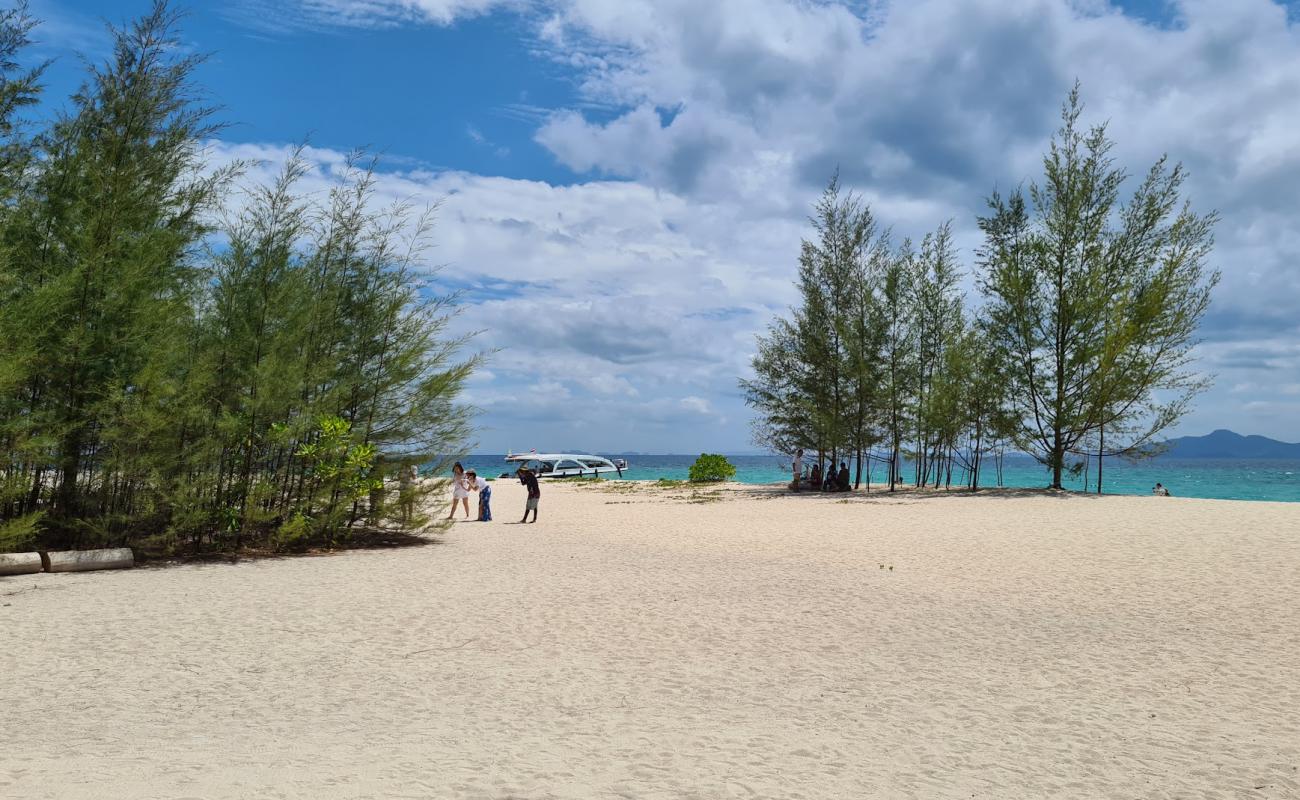 Koh Phai Beach'in fotoğrafı açık bej kum yüzey ile