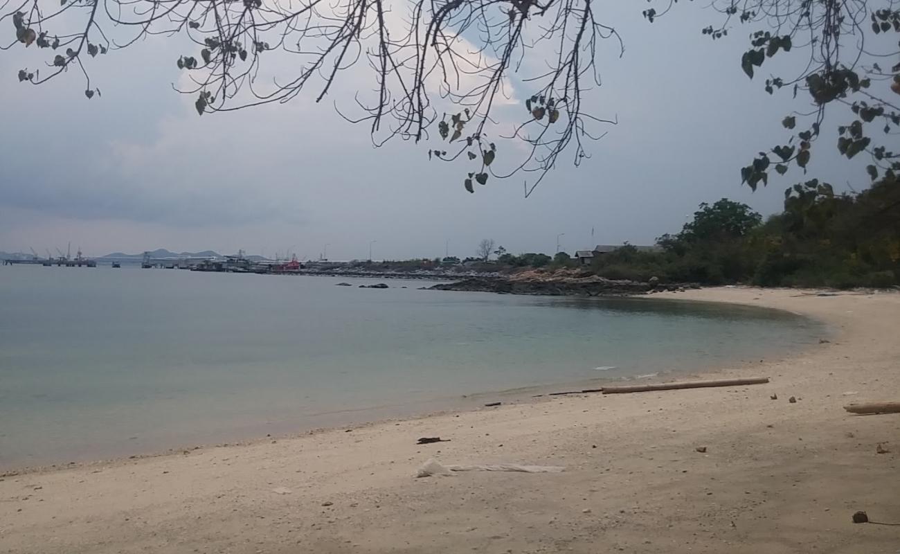 Haad Saai Kaew Beach'in fotoğrafı bej kum ve çakıl yüzey ile