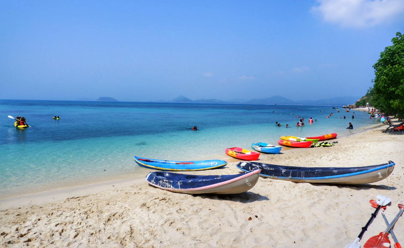 Ko Kham Beach'in fotoğrafı bej kum ve çakıl yüzey ile
